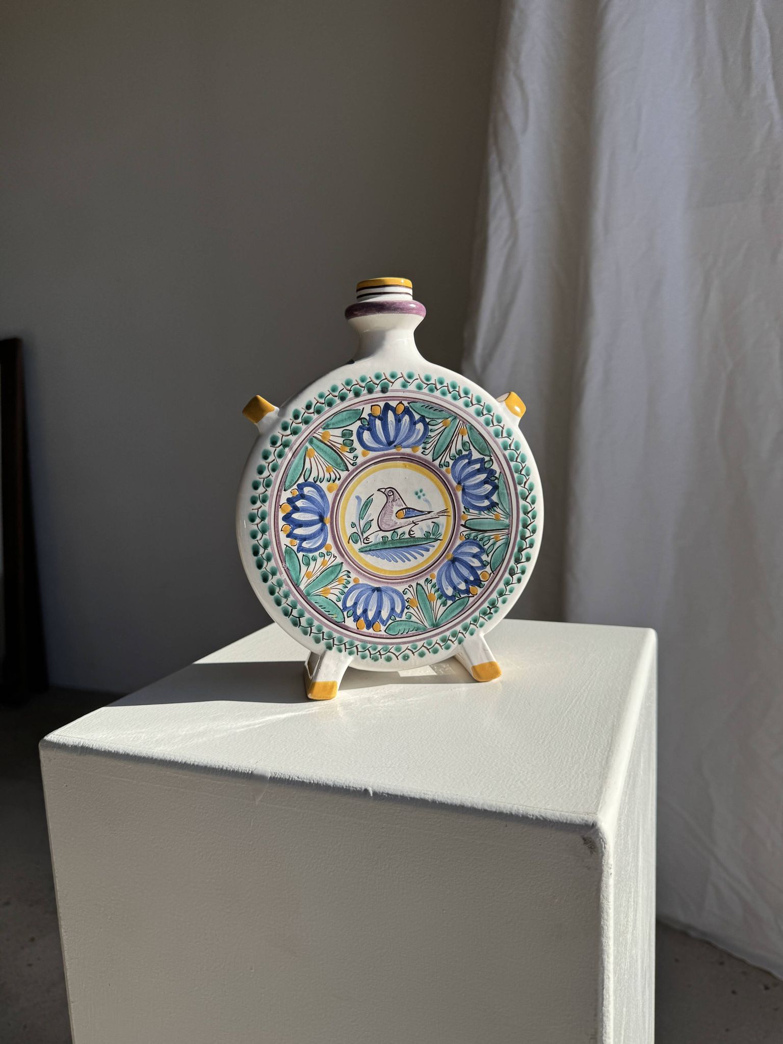 Vintage flat plate in white Modra earthenware, hand-painted.