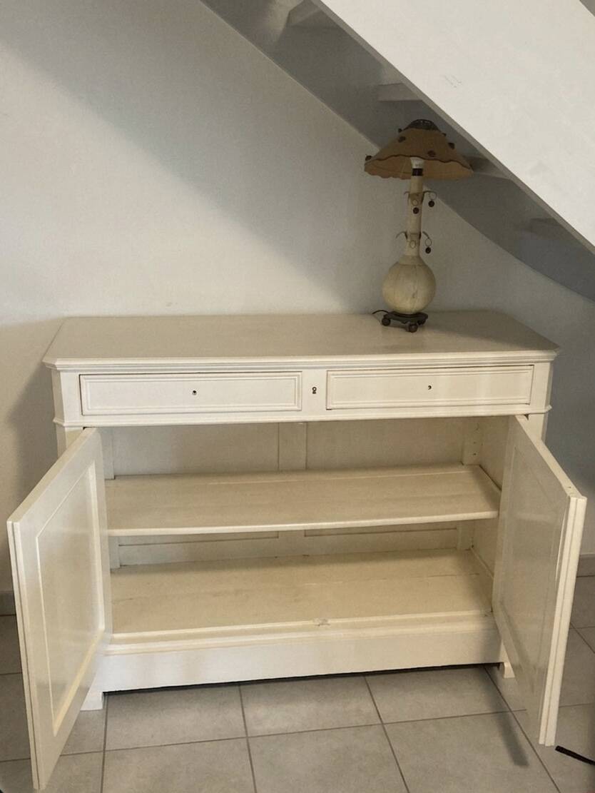Buffet bas en bois massif relooké blanc cassé – Style Louis-Philippe