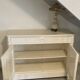 Buffet bas en bois massif relooké blanc cassé – Style Louis-Philippe