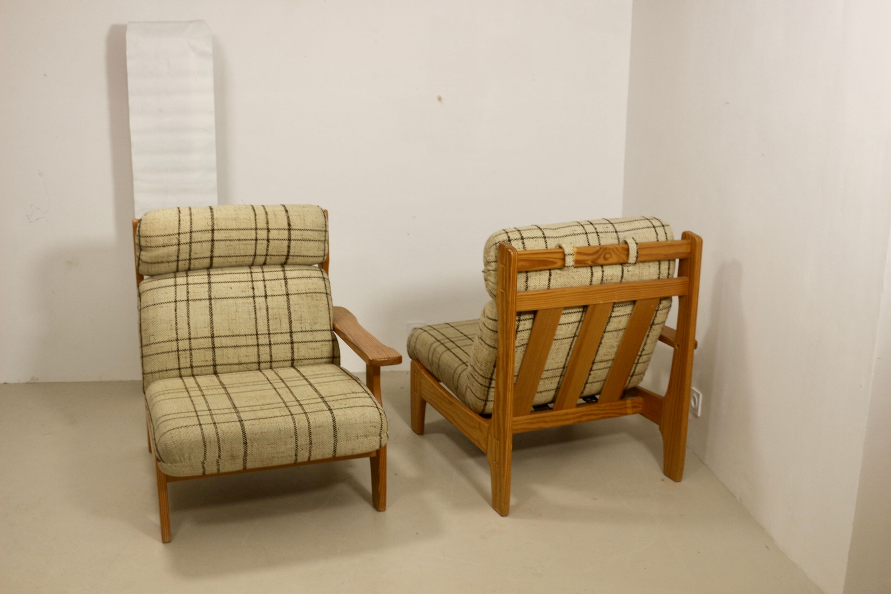 Sofa 2 places convertible into armchairs year 70-80 Solid pine.