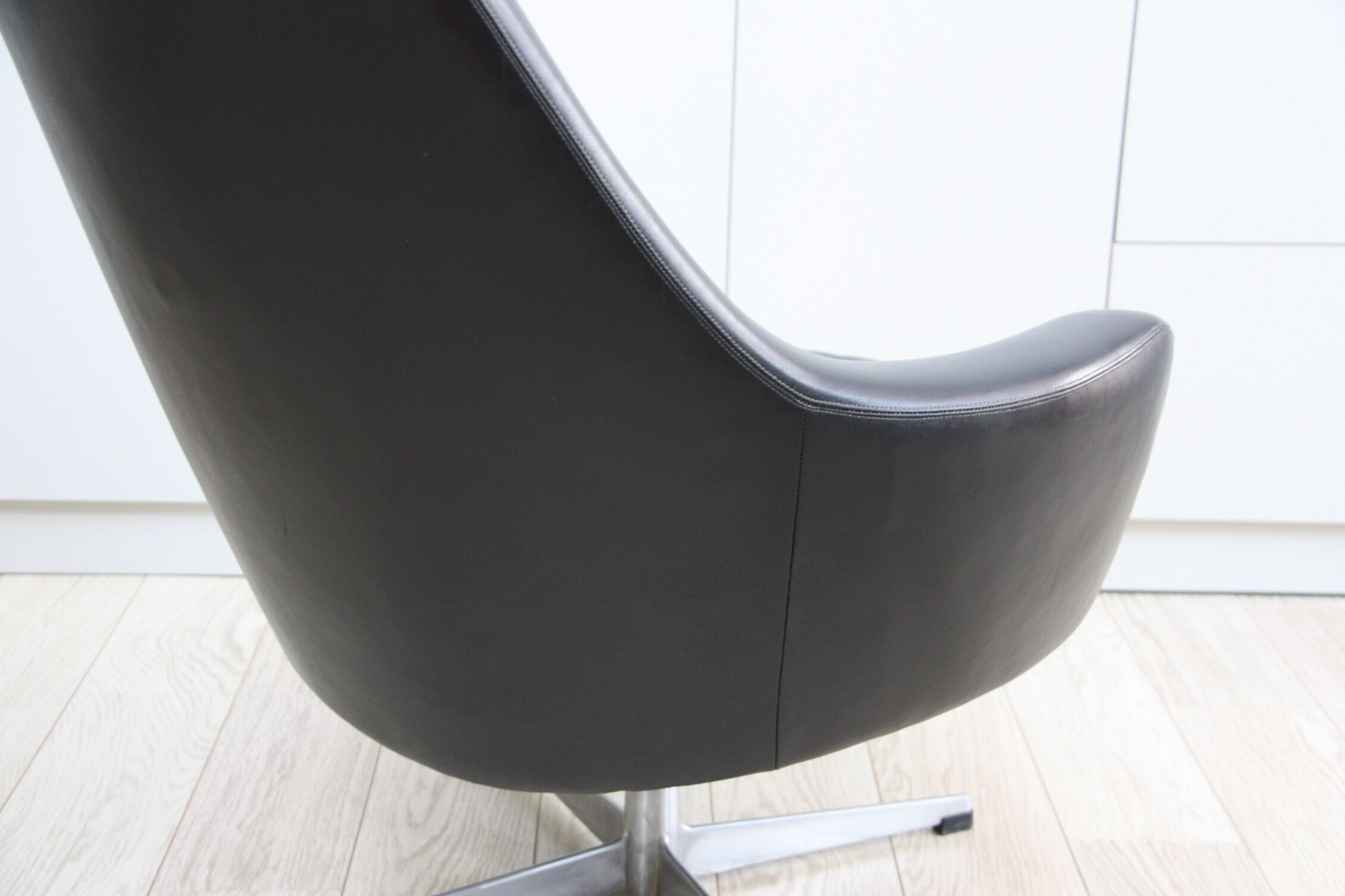 Fauteuil pivotant vintage en similicuir noir par Pastoe 60s