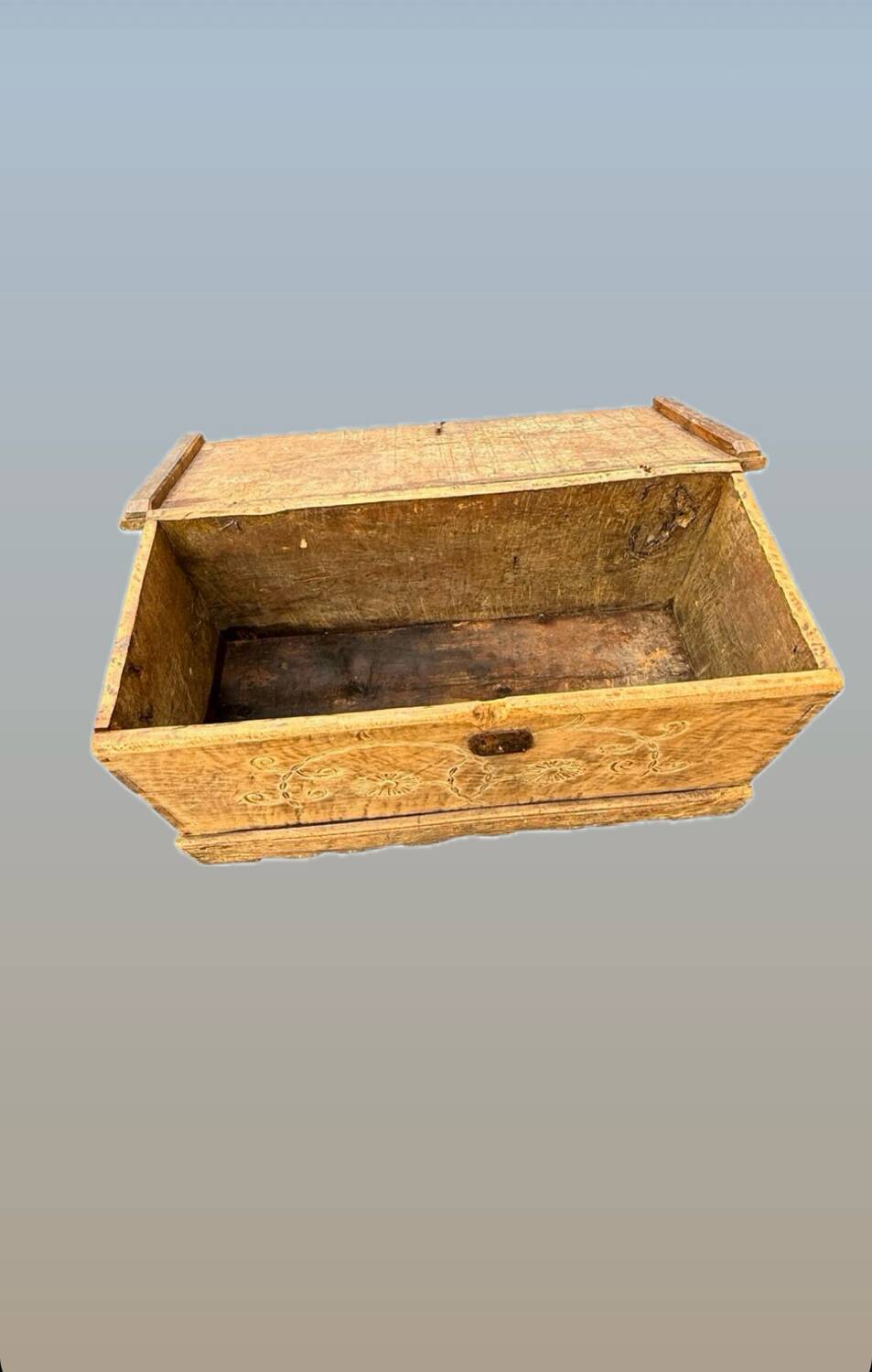 Magnifique coffre de mariage ancien en bois sculpté