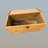 Magnifique coffre de mariage ancien en bois sculpté