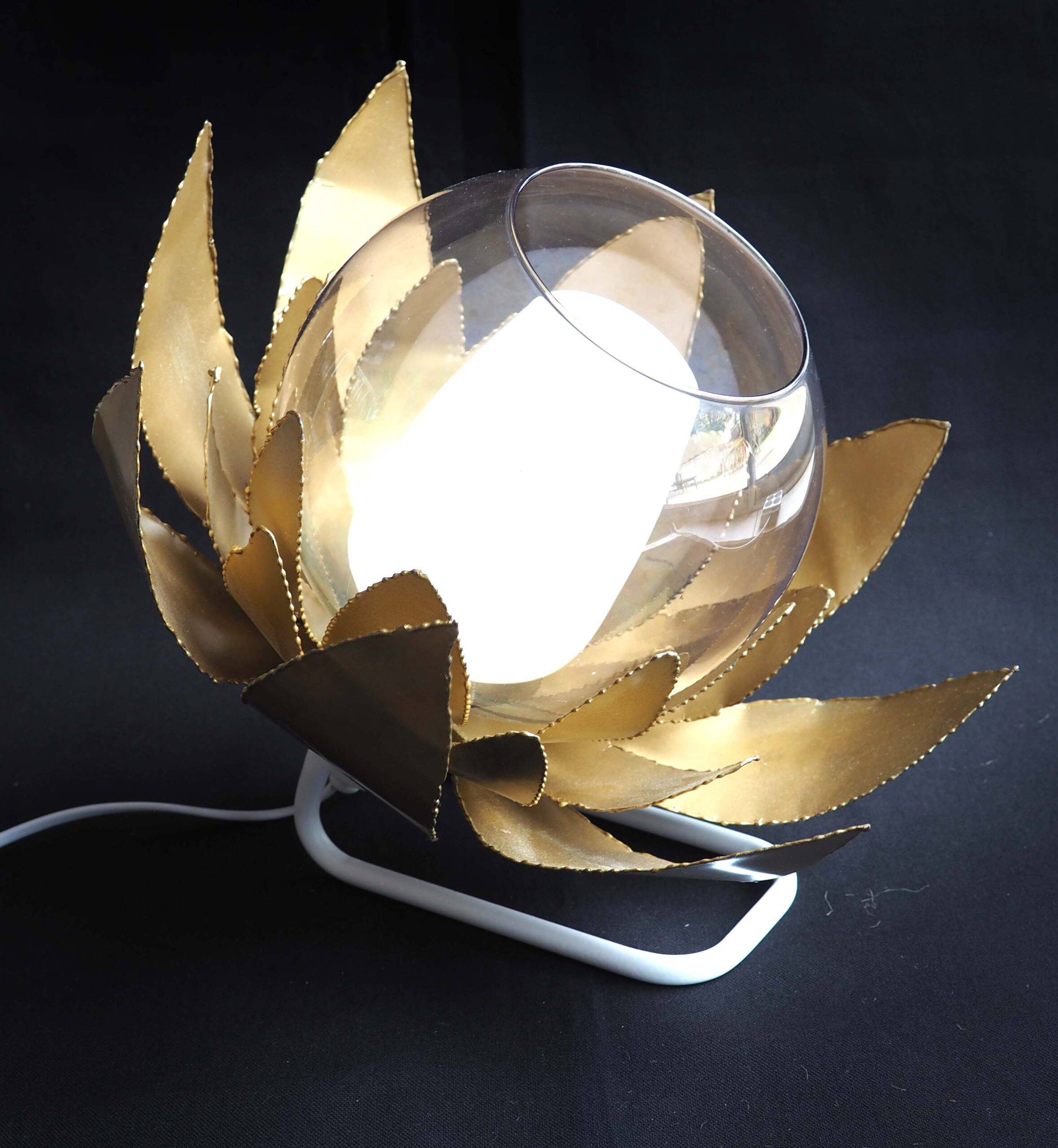 Lampe applique fleur dorée et flute satinée