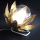 Lampe applique fleur dorée et flute satinée