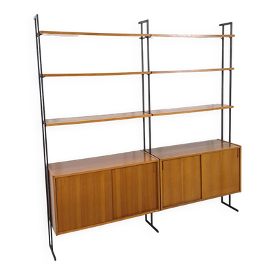 Système de mur modulable Omnia, Hilker, teck et acier noir avec étagères.