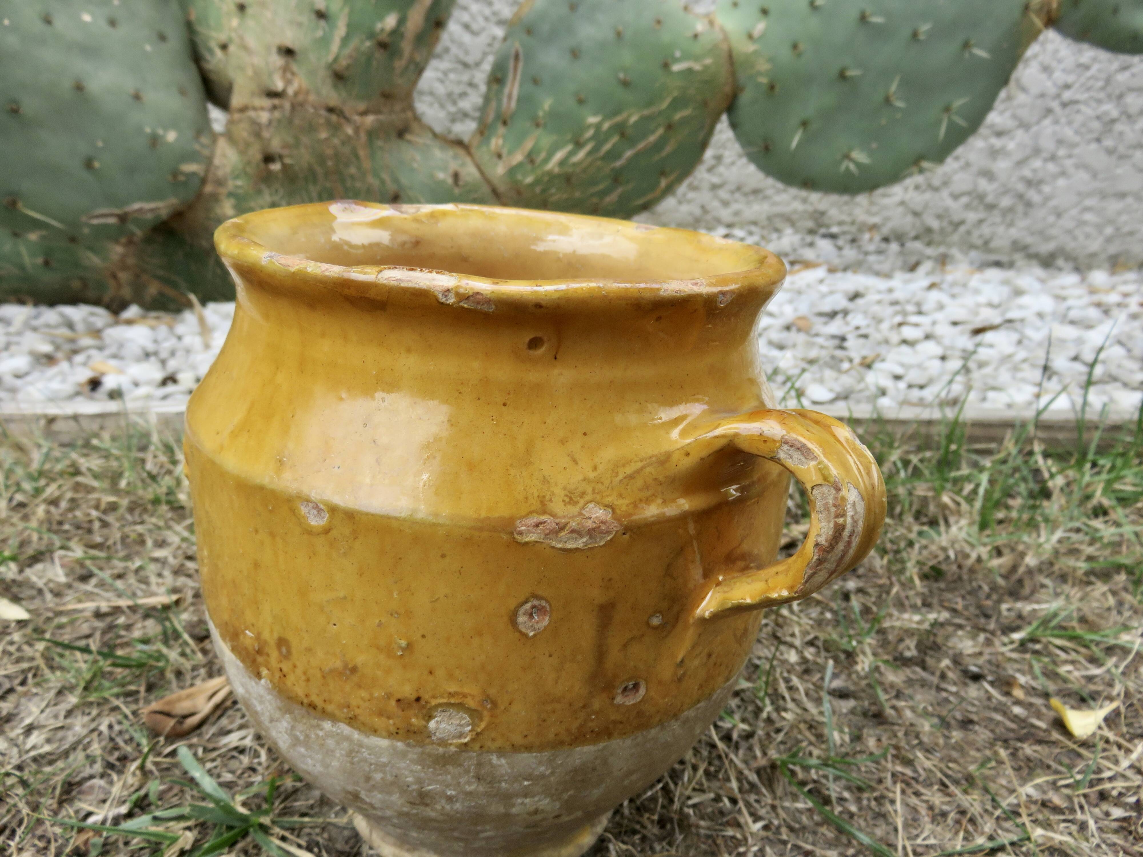 Small glazed yellow terracotta pot, south-west of France early 20th century.