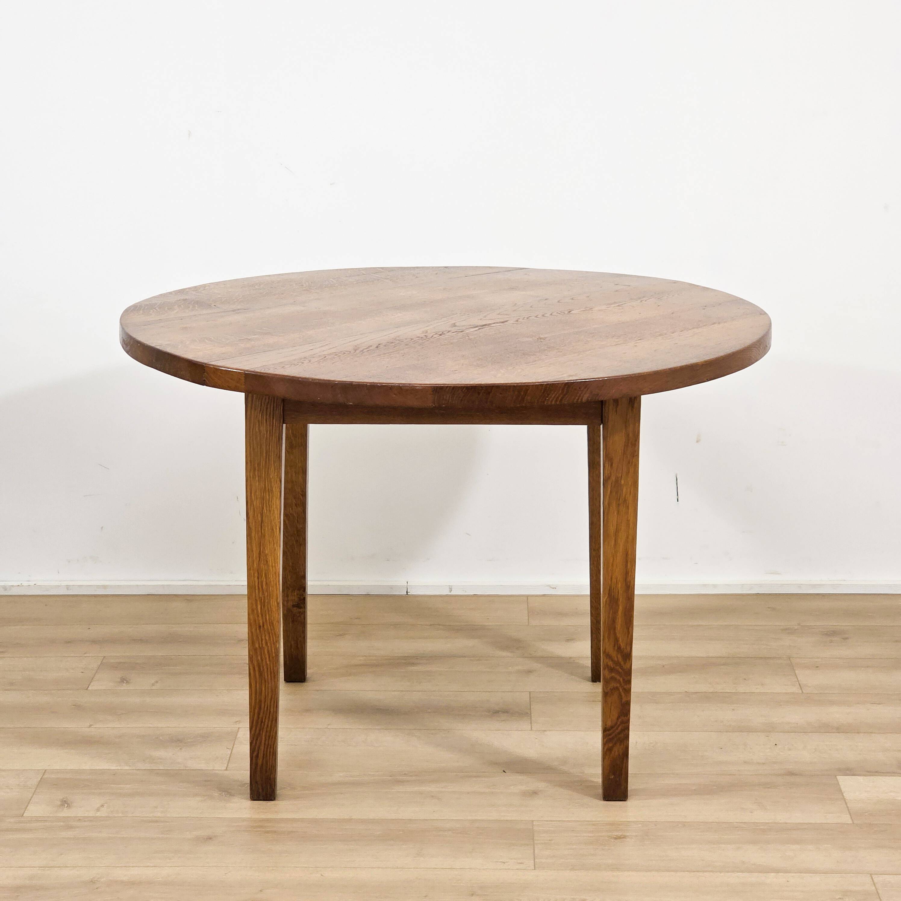 Beautiful solid oak dining table from the 1970s.