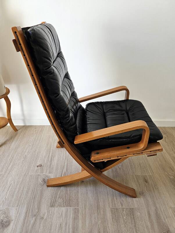 Scandinavian armchair in wood and leather.