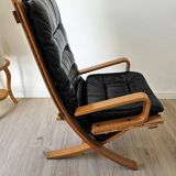 Scandinavian armchair in wood and leather.