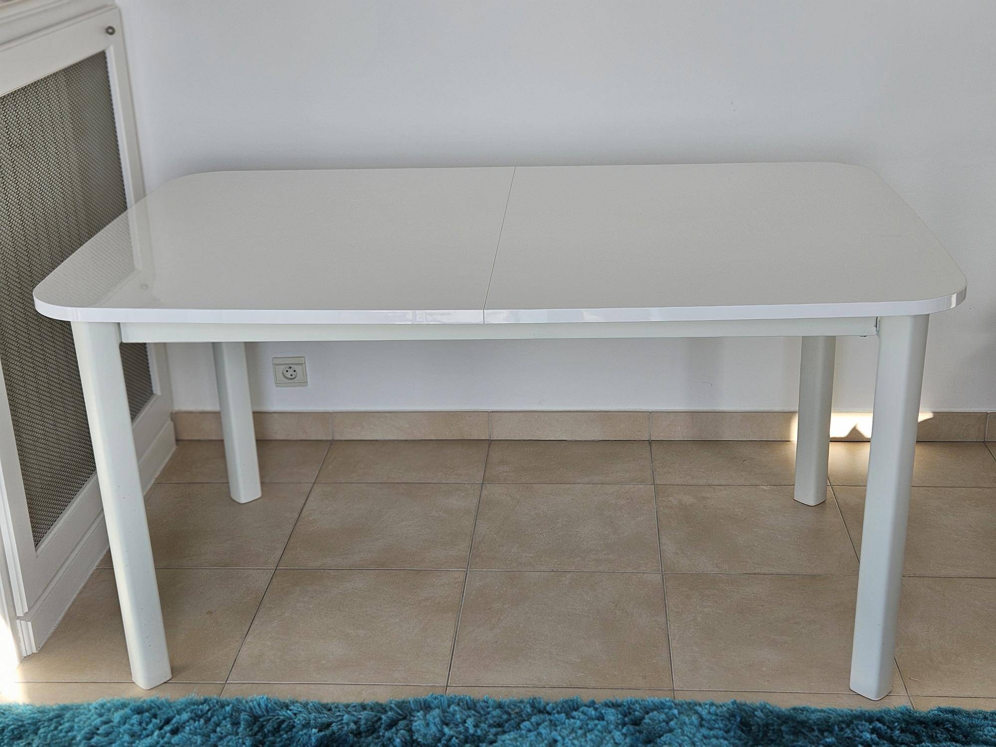 Glossy white table for dining room with white metal legs, in very good condition.