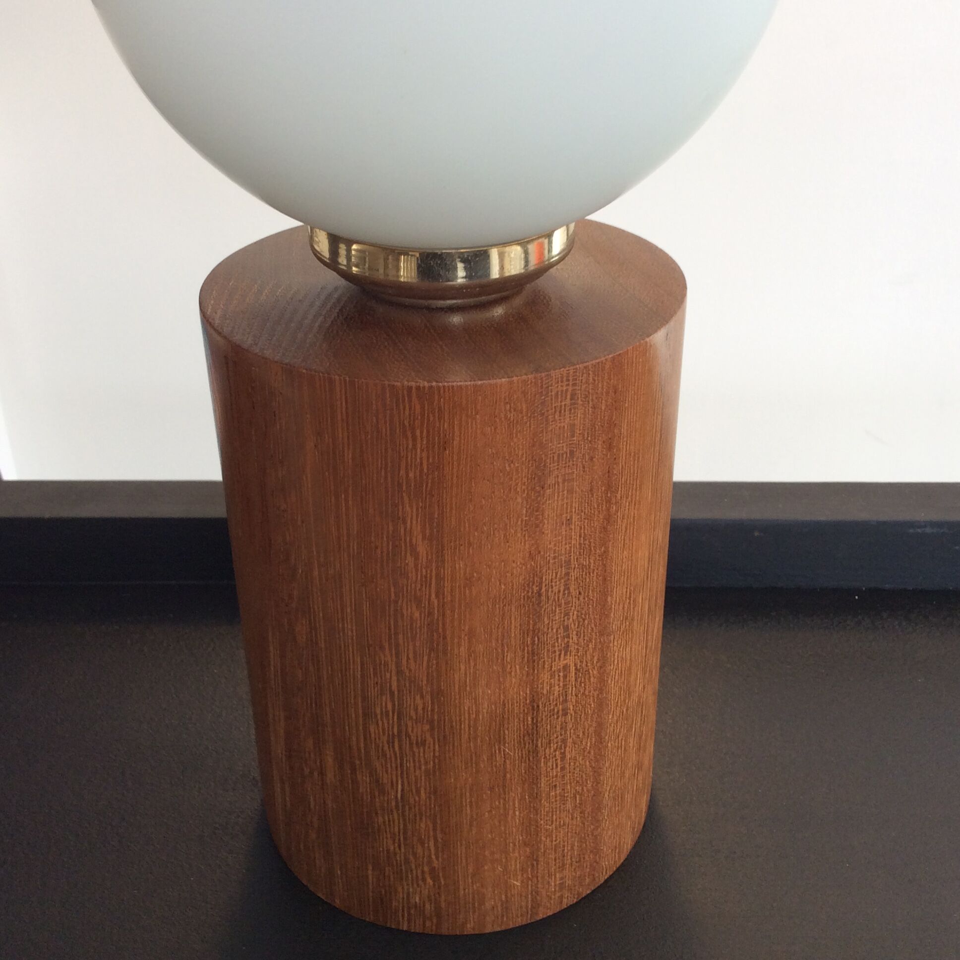 Lampe vintage en bois et globe boule en opaline