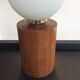 Lampe vintage en bois et globe boule en opaline