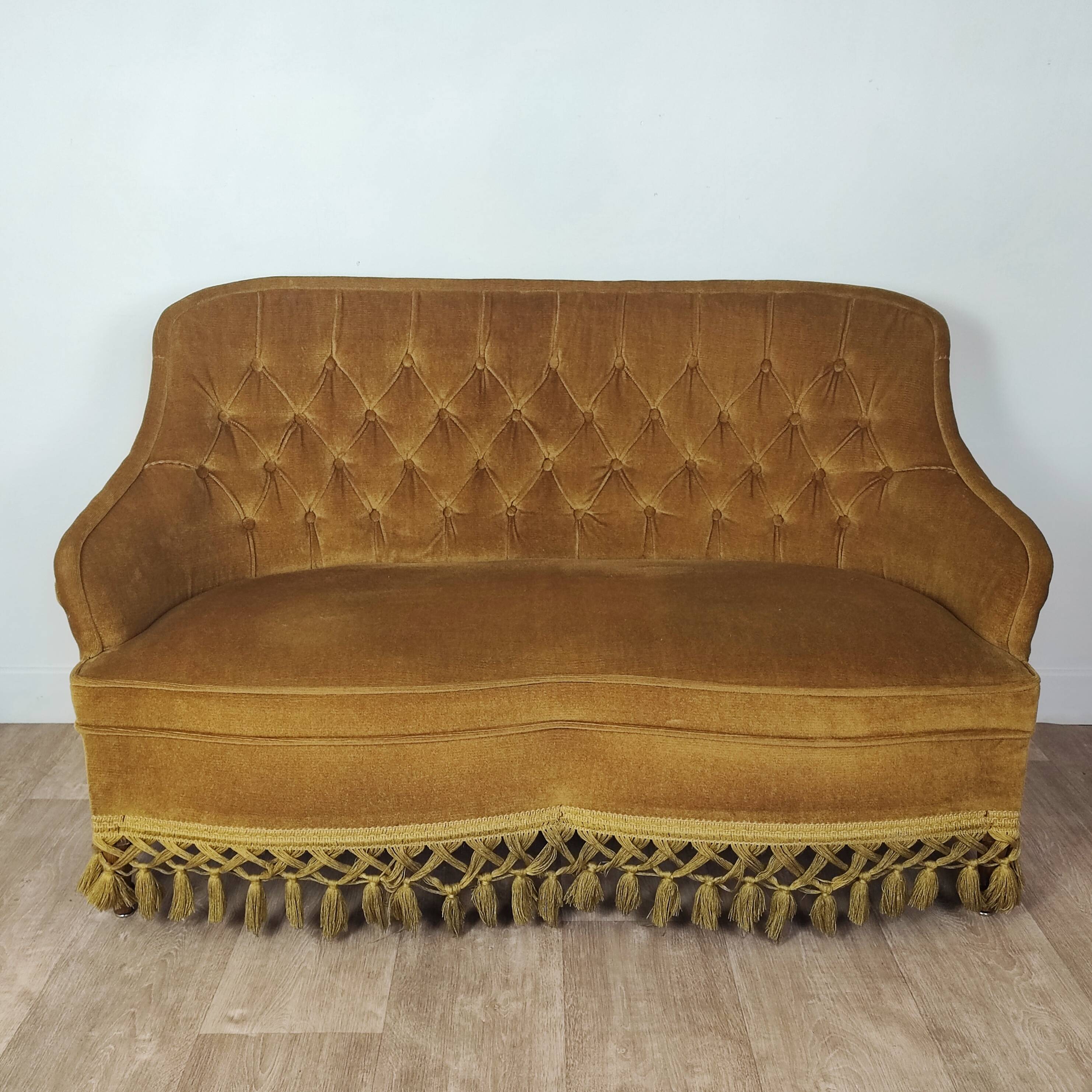 Velvet toad sofa