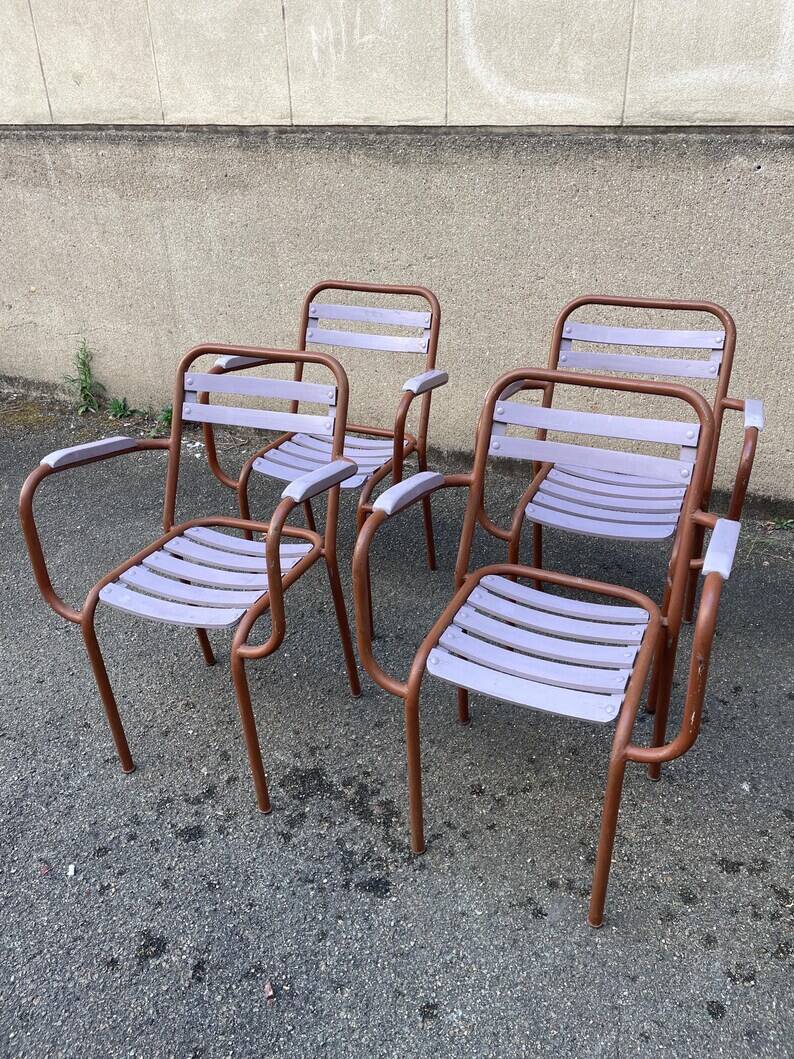 4 Chaises style tolix vintage -en métal et bois. 1950s. Vintage français. - jolie patine - intérieur ou extérieur couvert - peinture