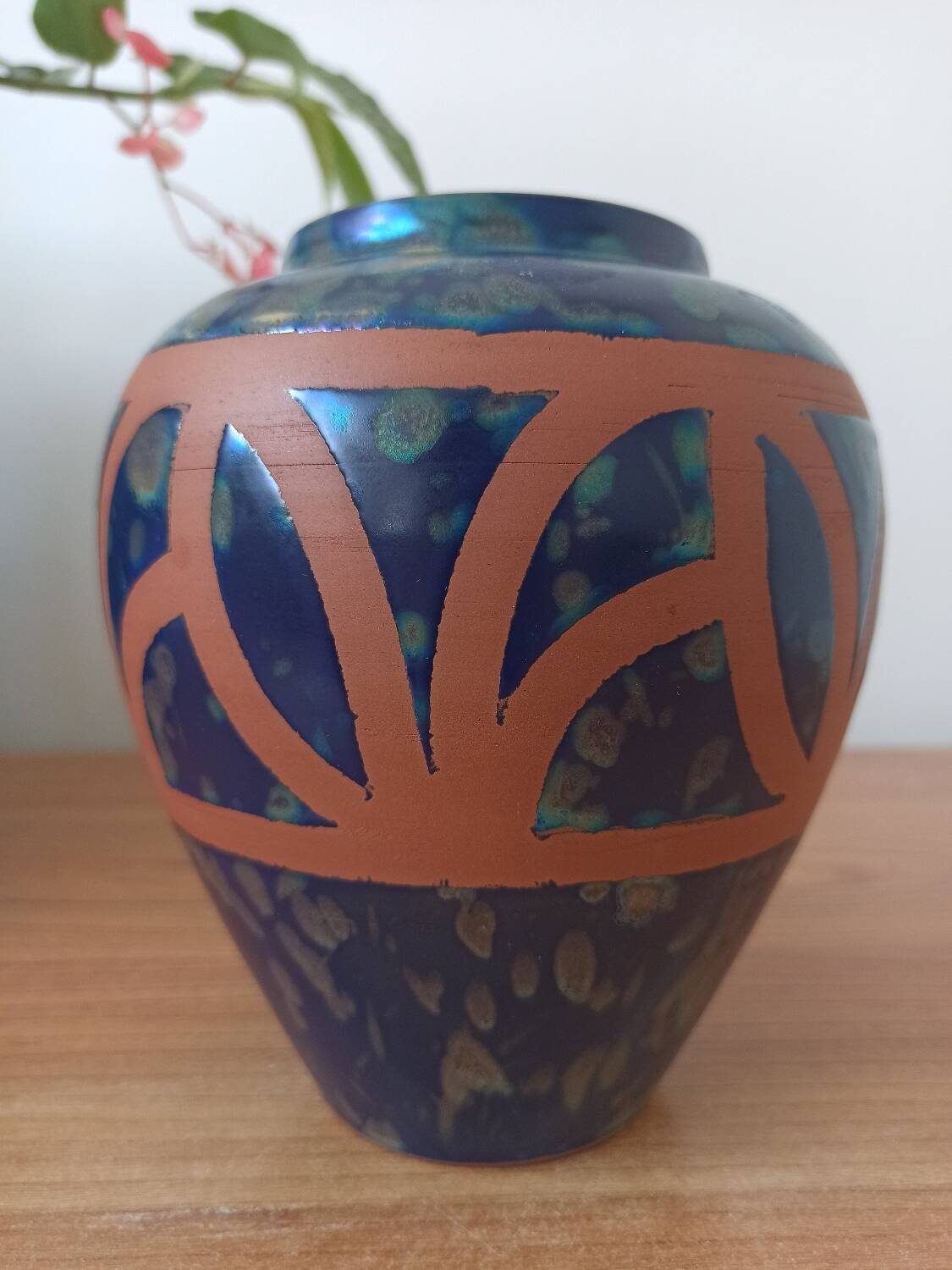 Hand-turned stoneware vase – Iridescent glaze
