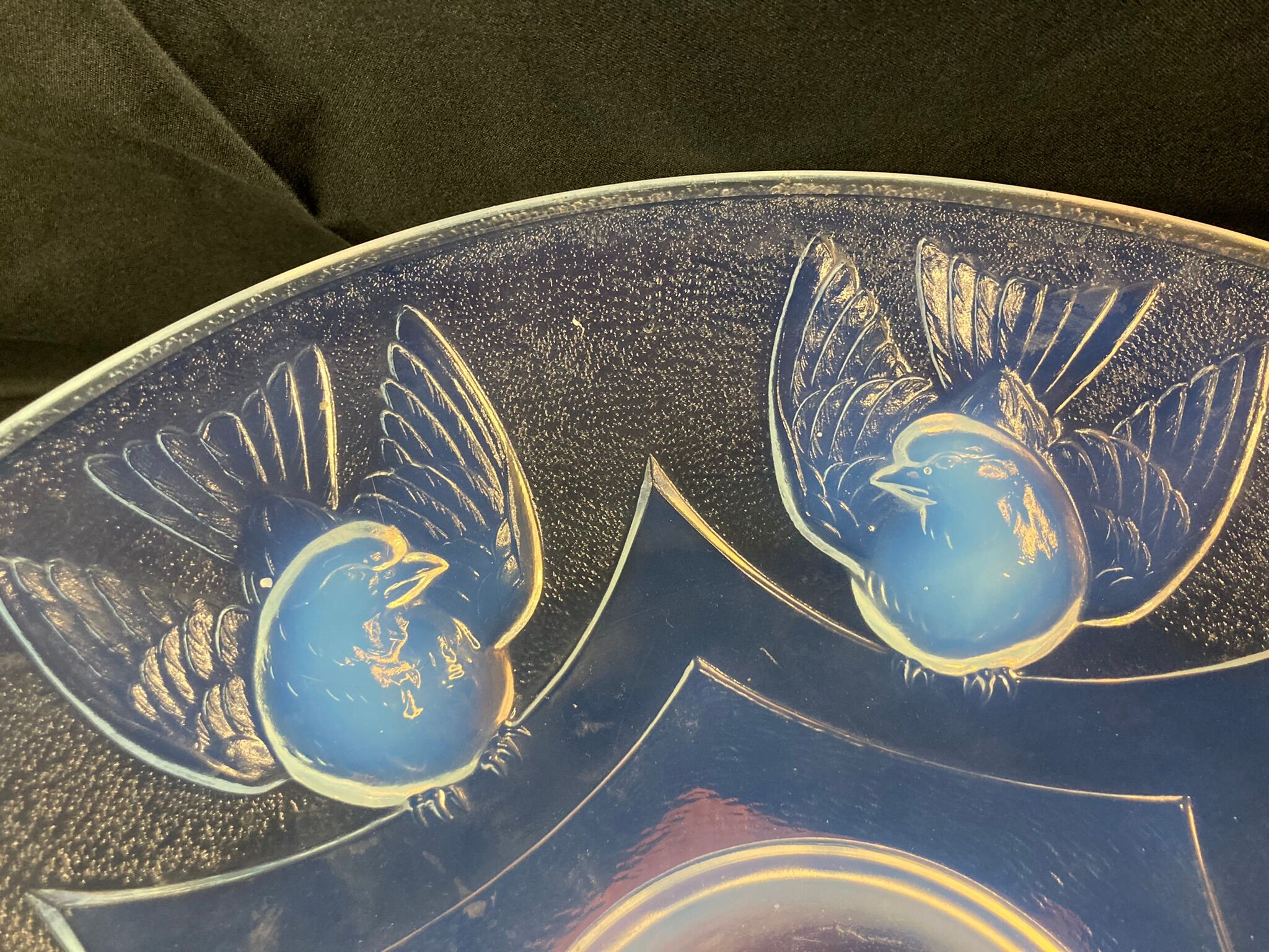 Art Deco bird bowl in opalescent glass, signed circa 1930