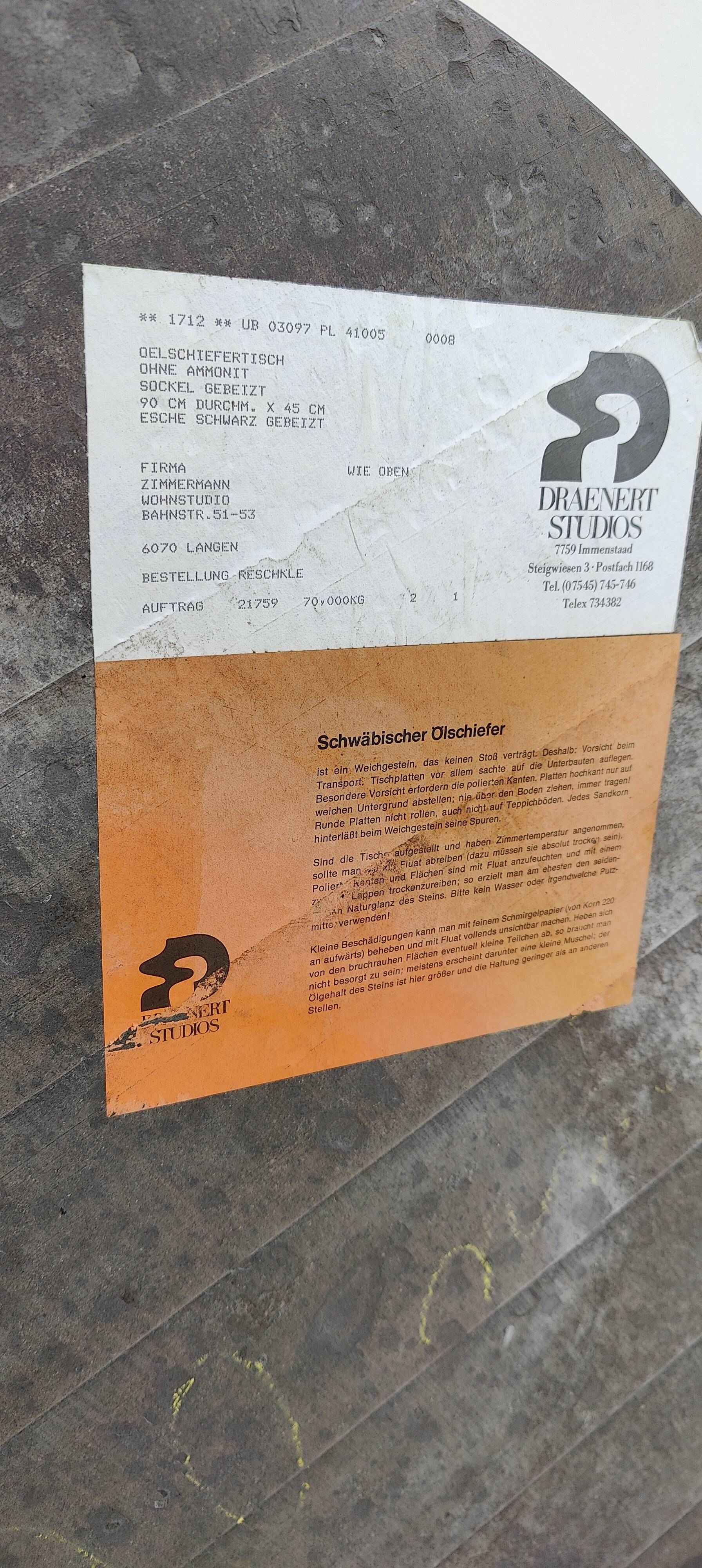 table basse ronde avec plateau en ardoise noire par draenert studios