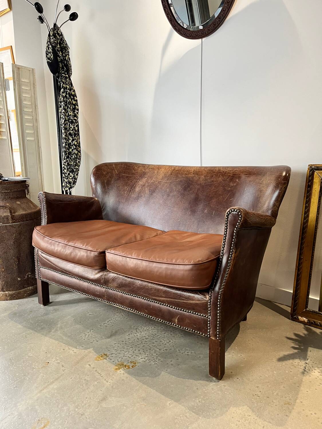 Banquette vintage en cuir clouté