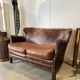 Banquette vintage en cuir clouté