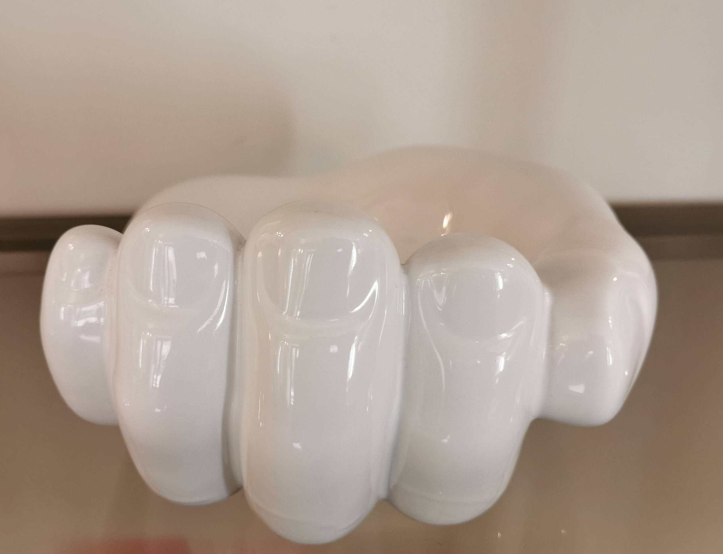 Empty pocket XXL vintage hand in white ceramic