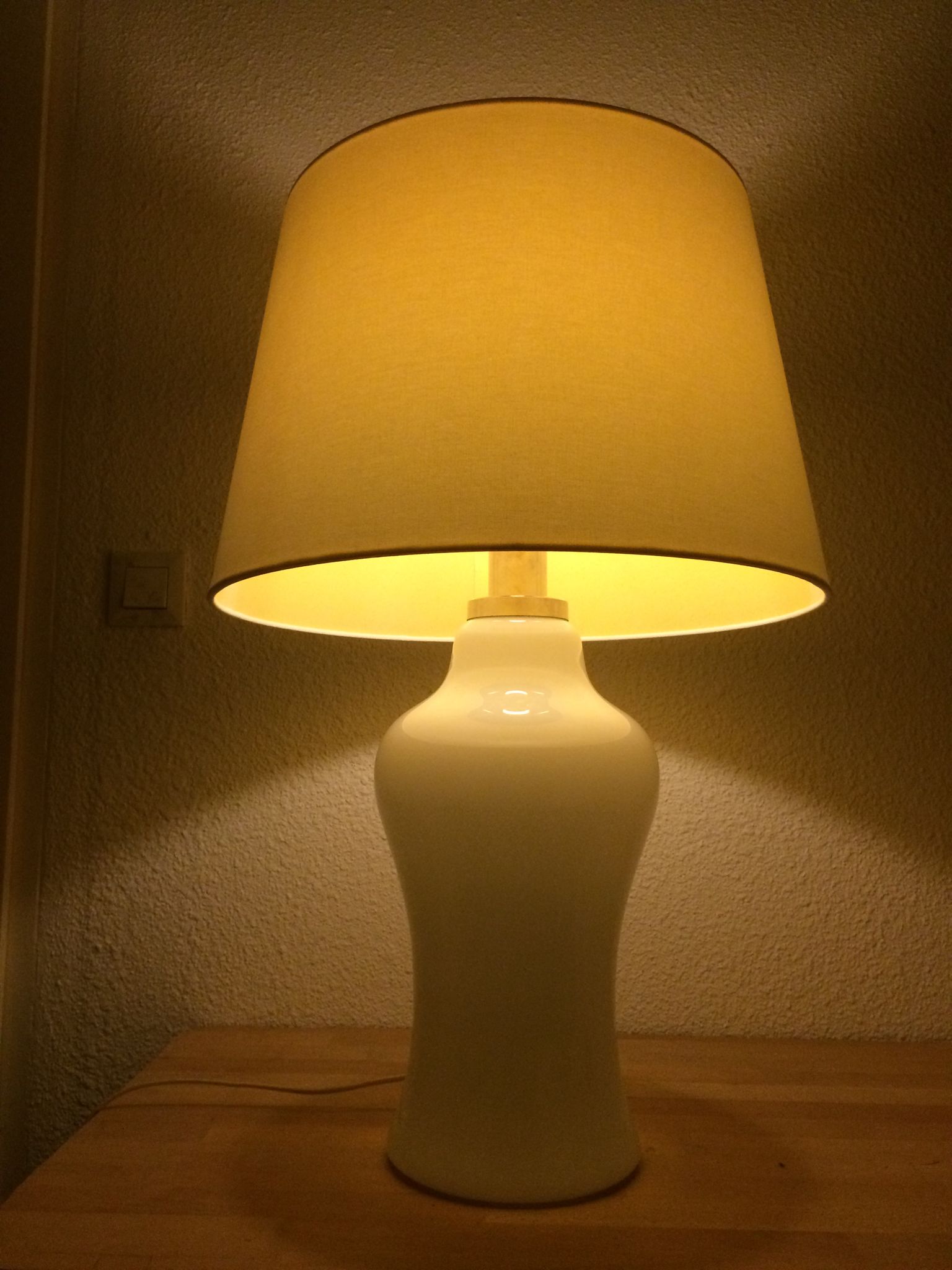 Lampe à poser opaline années 70 space age pied balustre