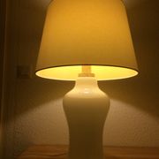 Lampe à poser opaline années 70 space age pied balustre