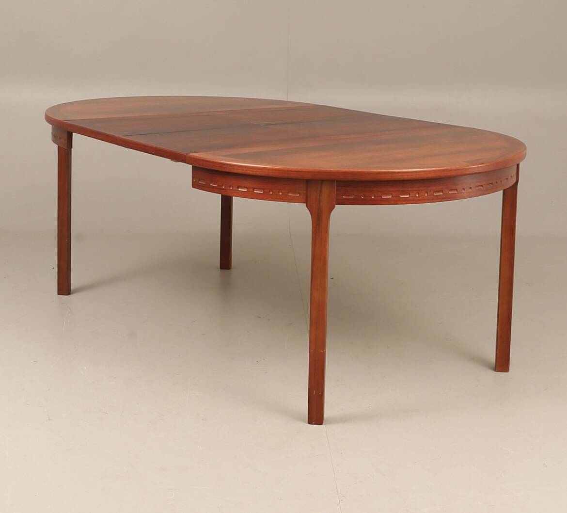 Round dining table in rosewood.