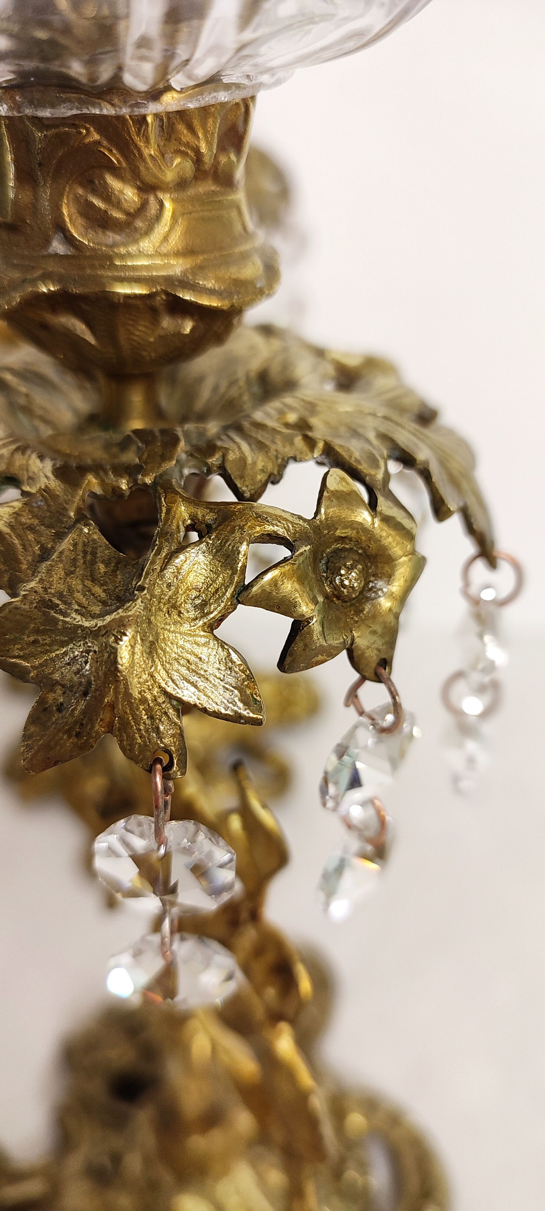 Paire de bougeoirs en cristal et bronze. france années 1940.