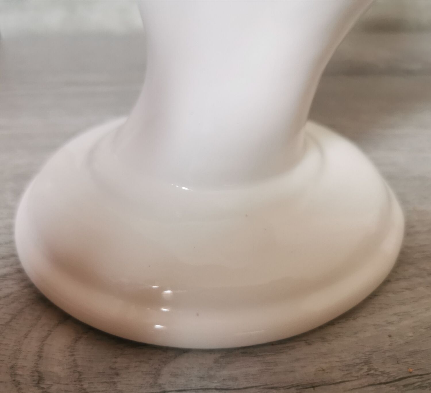 White ceramic hand wall lamp