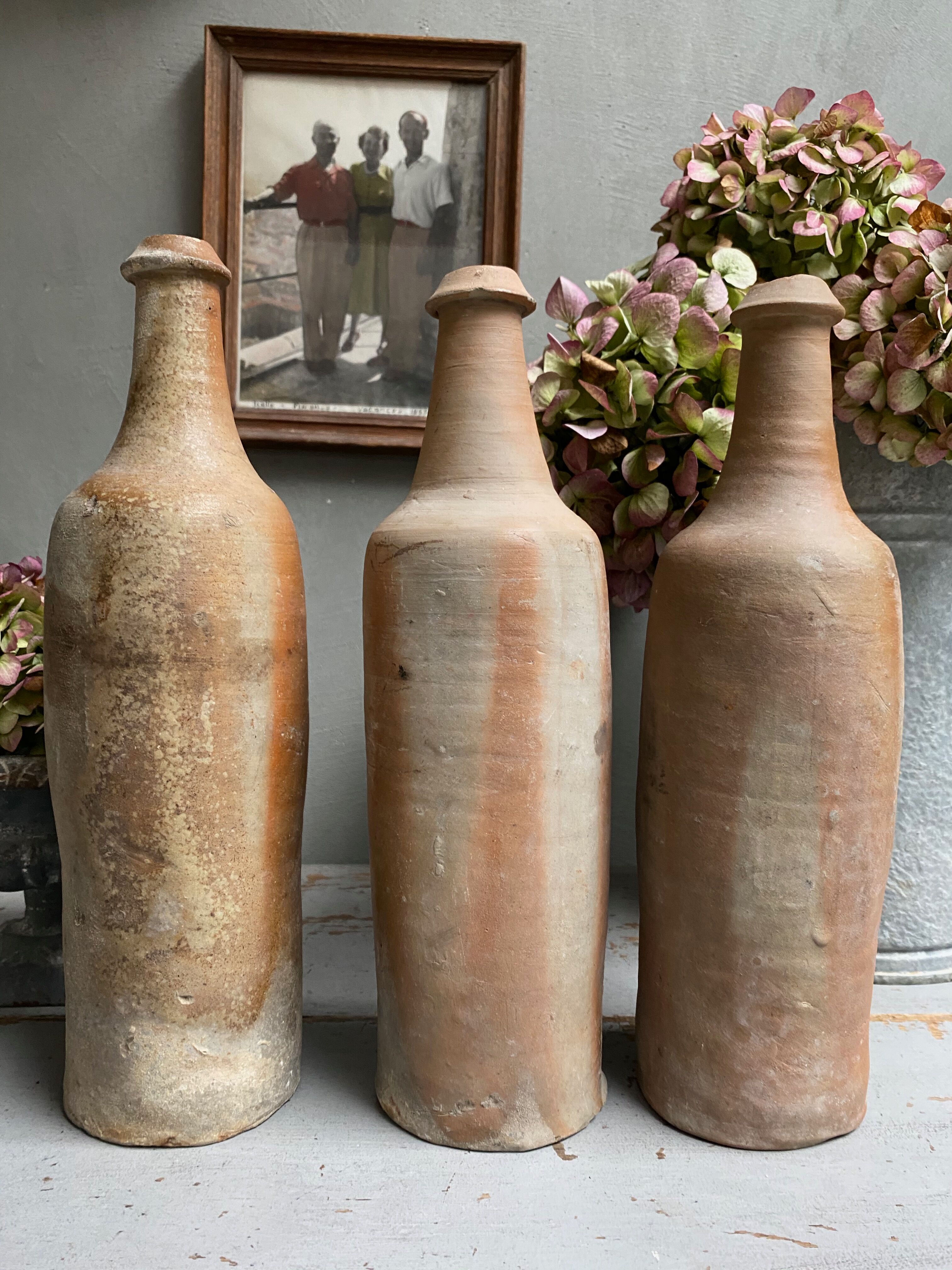 Trio de bouteilles en grès naturel