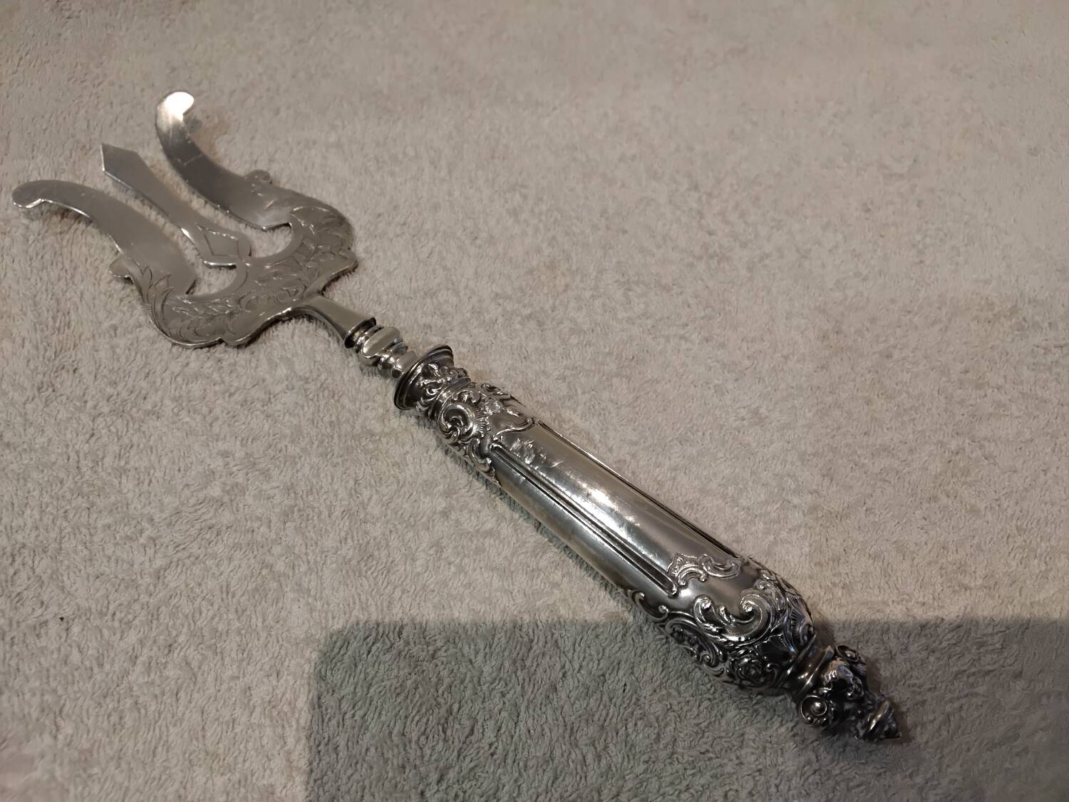 Fish serving fork with 950 silver handle, rococo cherub design