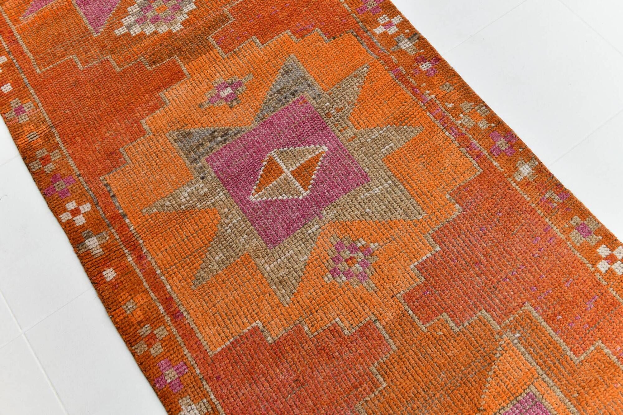 Tapis de couloir persan orange et rose