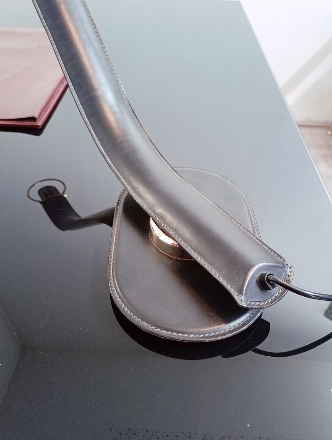 Cobra leather desk lamp by Traso Milano 1988