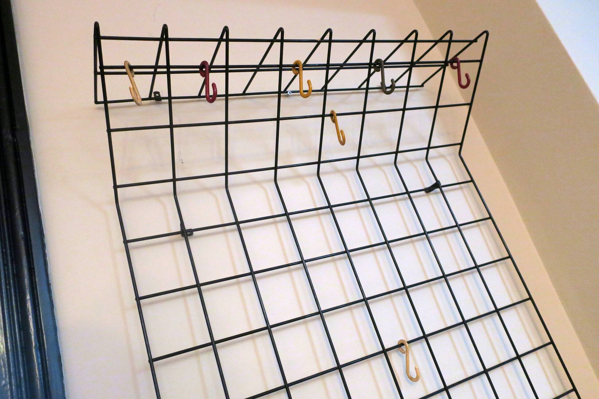 Porte-manteau et porte-chapeaux mural en métal String, années 1950