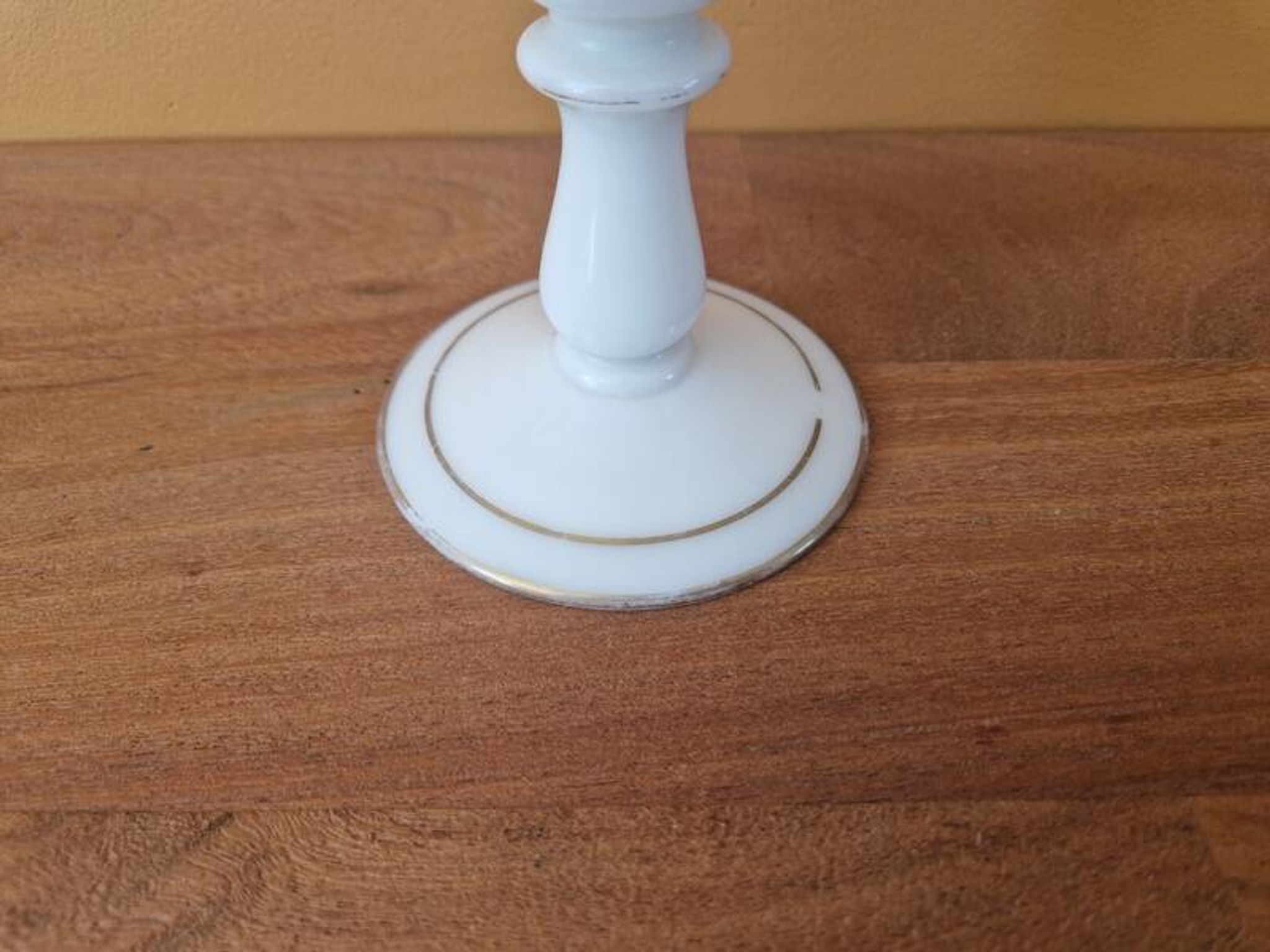 Verre sur pied en forme de calice en opaline blanche et décor de fleurs