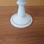 Verre sur pied en forme de calice en opaline blanche et décor de fleurs