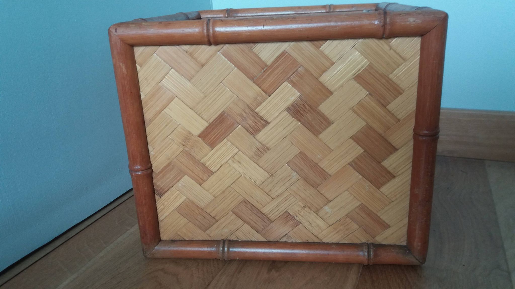 Cache pot, storage box in wood and rattan.