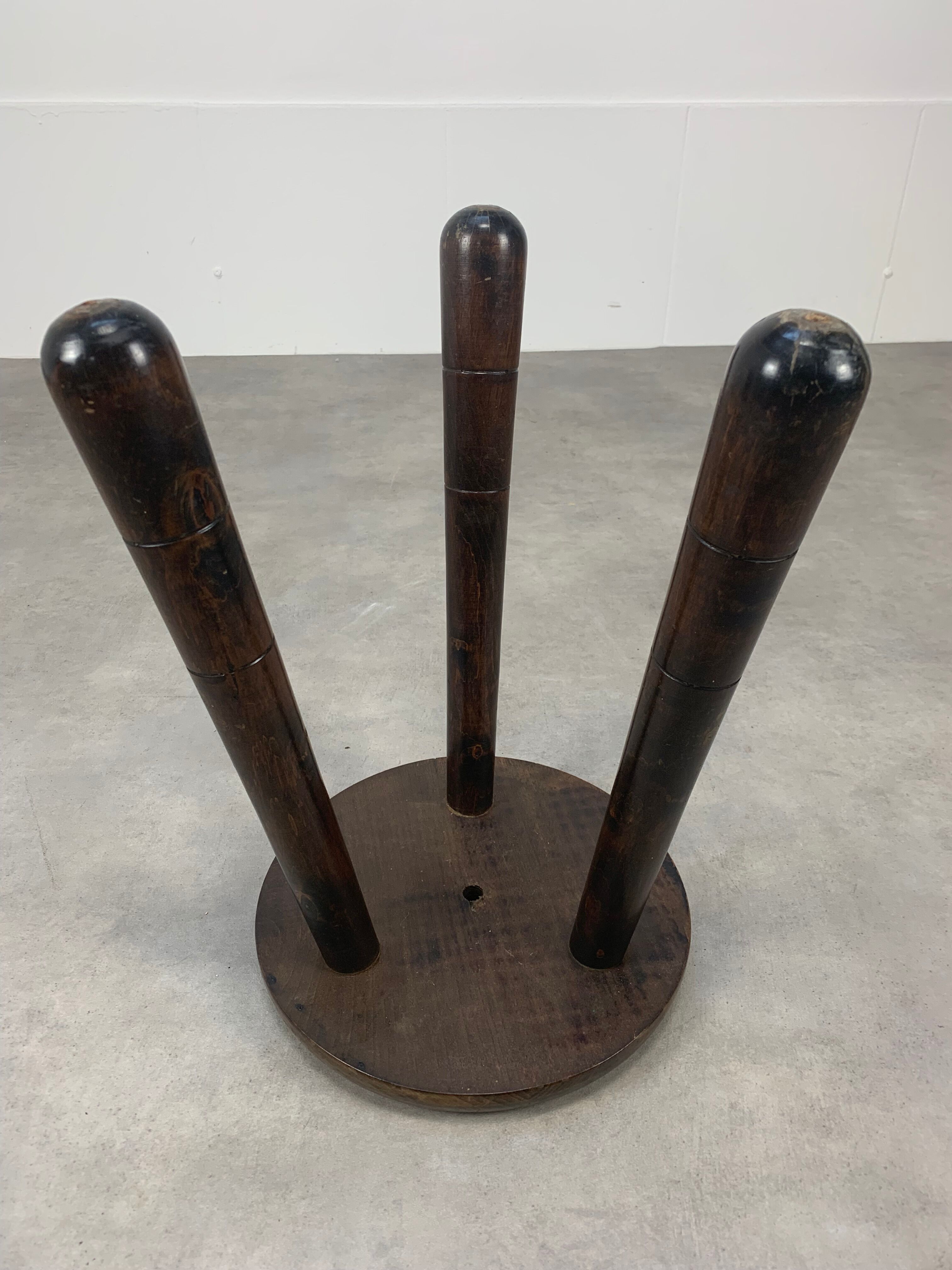 Tabouret tripode pieds massue, bois