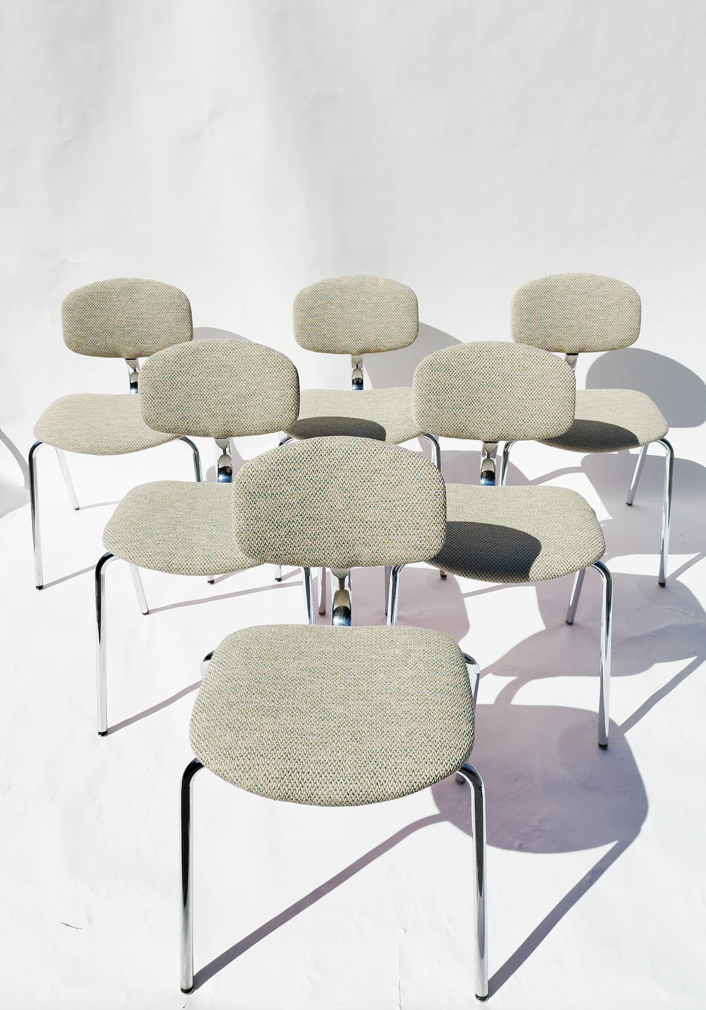 Chaises chrome design Français par Pierre Paulin