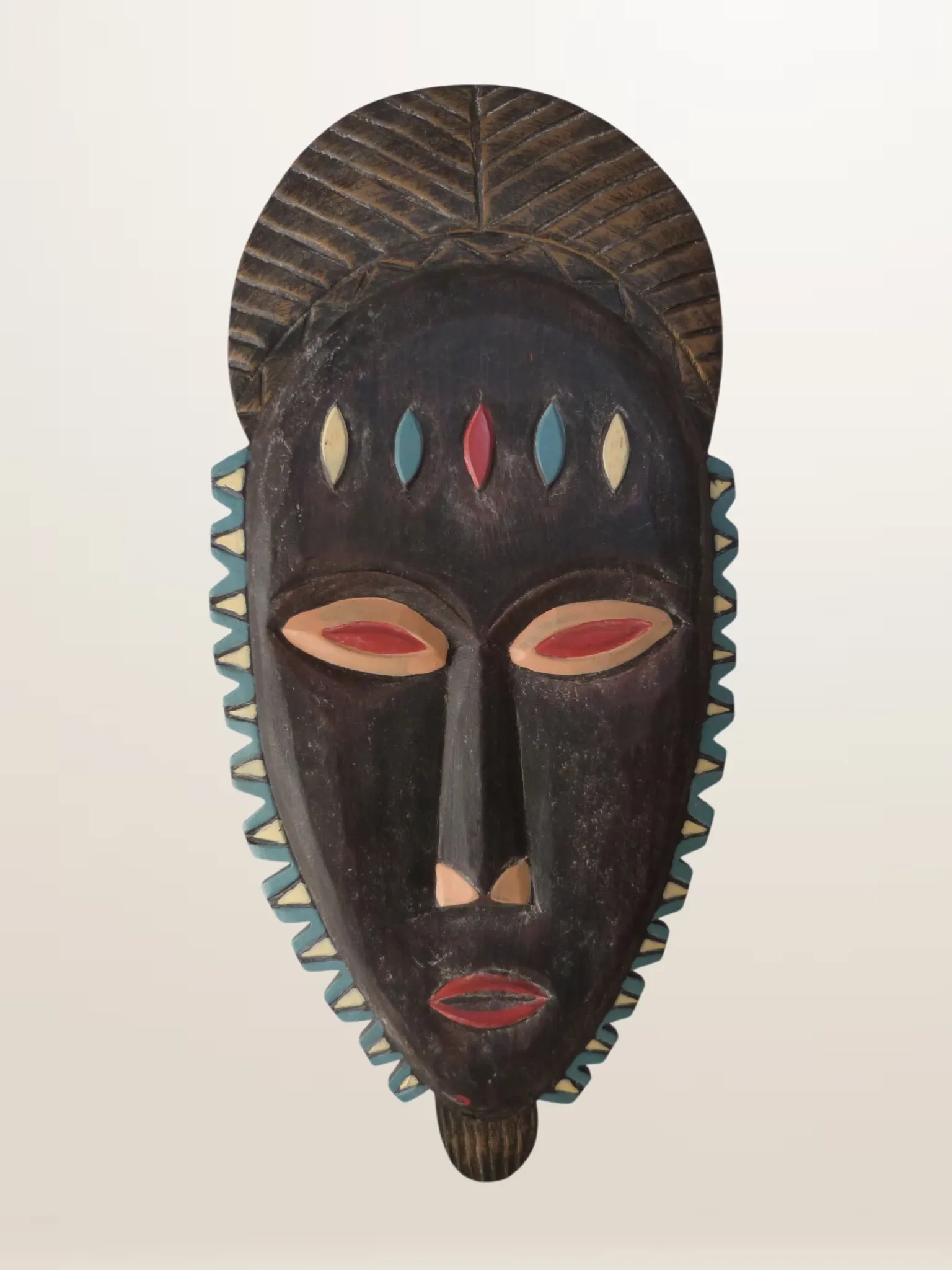 Masque mural en bois sculpté et peint