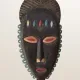 Masque mural en bois sculpté et peint