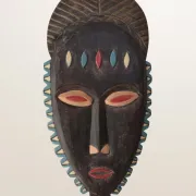Masque mural en bois sculpté et peint