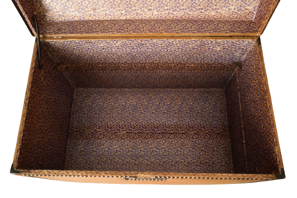 Antique curved trunk in wood and brown imitation leather