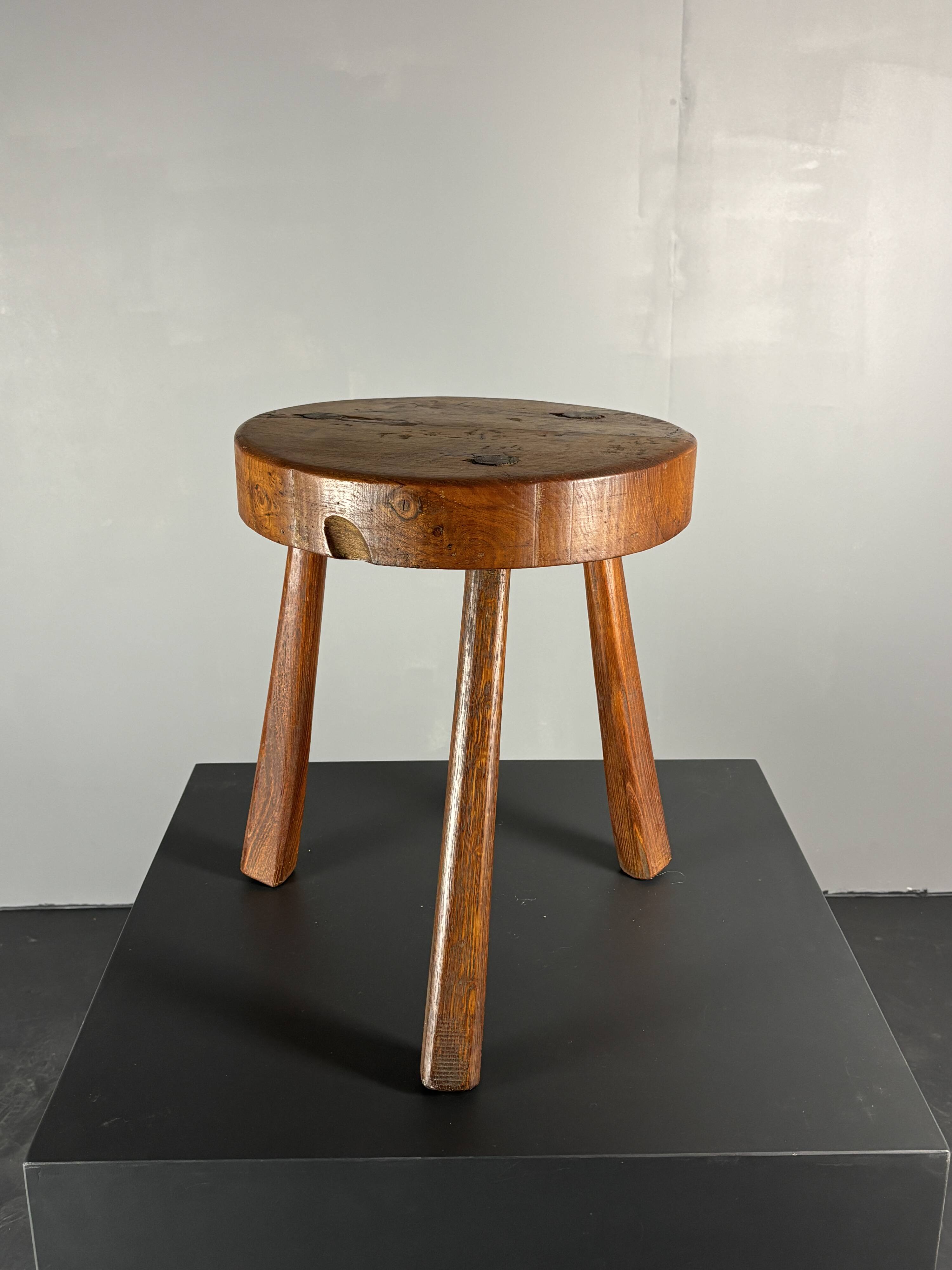 Tabouret de ferme rustique français massif de style brutaliste des années 1950