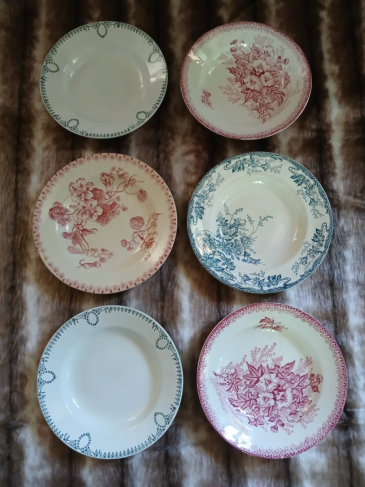 6 assiettes creuses anciennes en Terre de fer