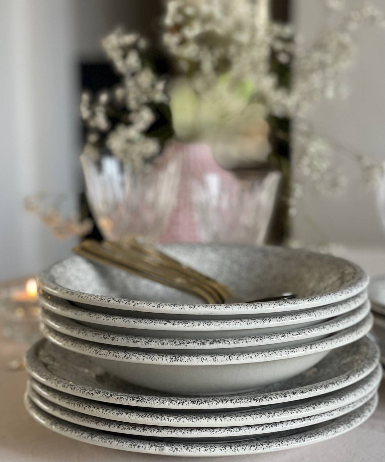 12 speckled ceramic plates.