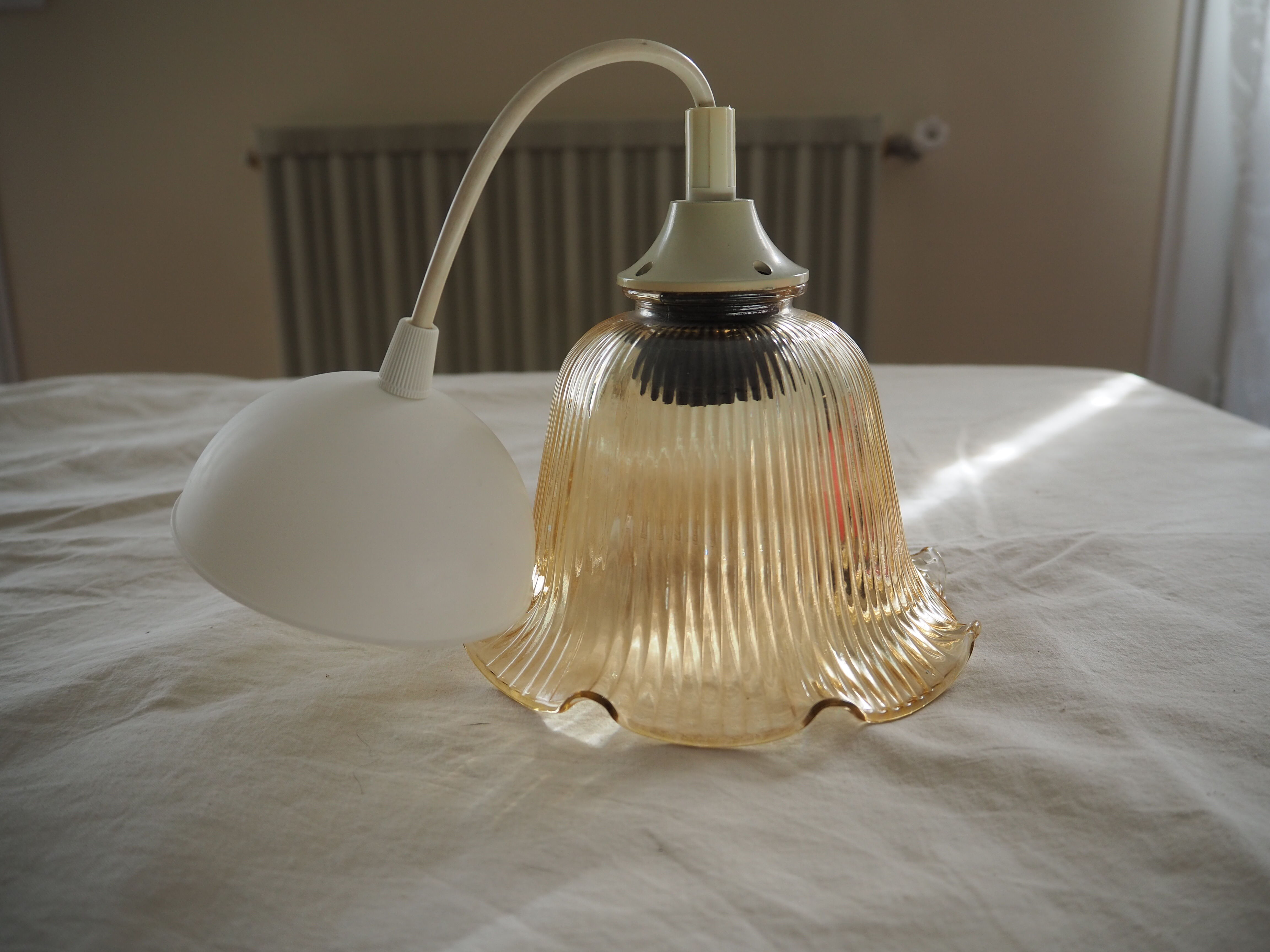 Striated tulip-shaped pendant light, in smoked glass