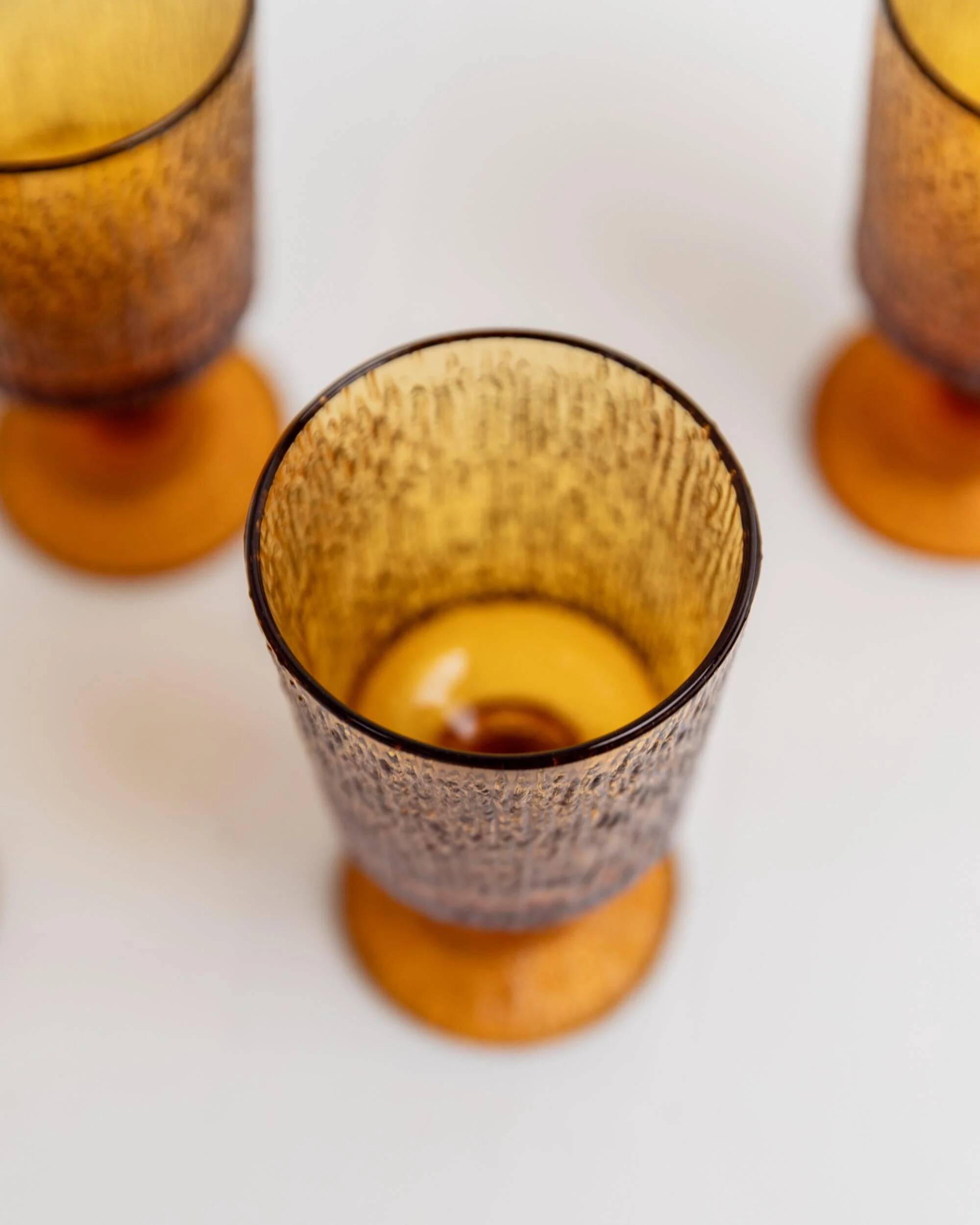Lot of 4 vintage wine glasses from the 1970s, textured amber on a stem, design by Timo Sarpaneva for Iittala.