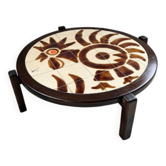 Round ceramic coffee table with “rooster” motif by Dan